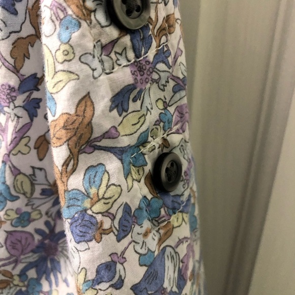 EUC Set of 2 Women’s Button-Up Shirts: 1 Floral and 1 Denim Short-Sleeve - Picture 14 of 16